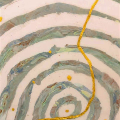 Nel viaggio a spirale il percorso dorato s'innalza, 32x30x1 cm